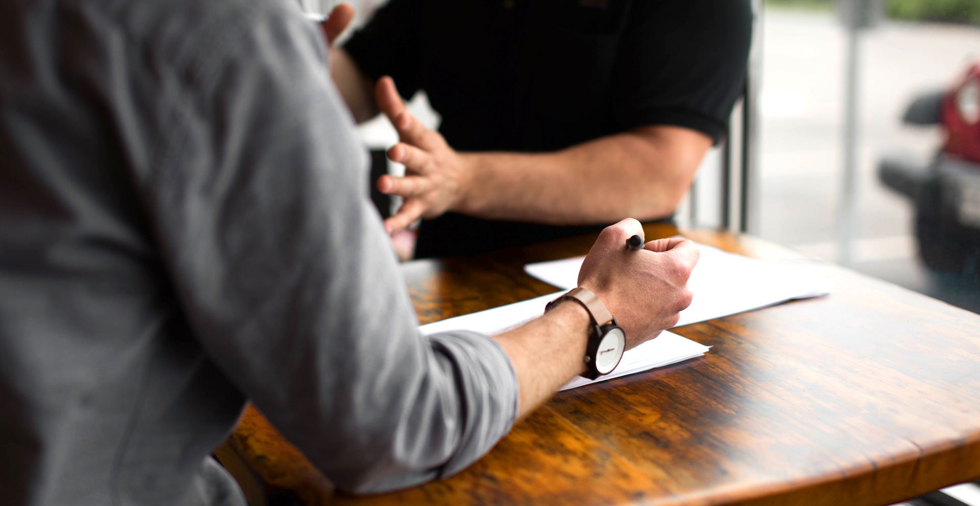 Consultants in gesprek aan een vergadertafel