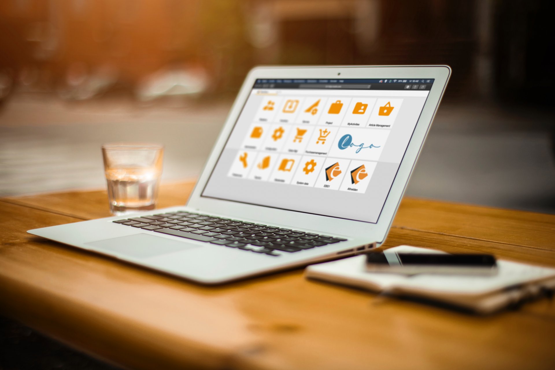 Twee collega's werken samen achter een laptop